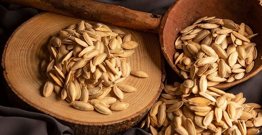 Nevşehir yöresinin en dolgun mahsullerinden seçilen, 8.5 mm’den 9 mm’ye kadar farklı kalibre seçenekleriyle sunulan, yüksek aroma ve tazelik garantili toptan sivri kabak çekirdeği.